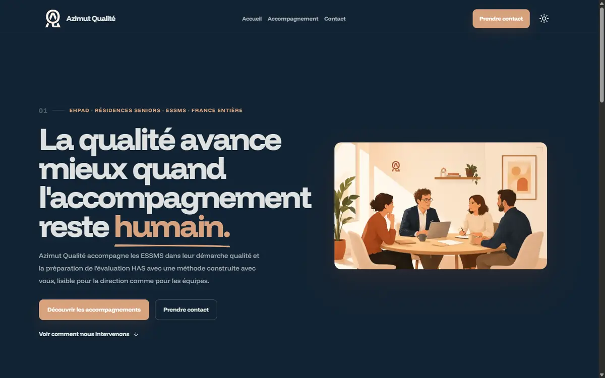 Accueil du site Azimut Qualité : titre « La qualité avance mieux quand l’accompagnement reste humain. » sur fond marine, à côté d’une illustration de réunion d’équipe.