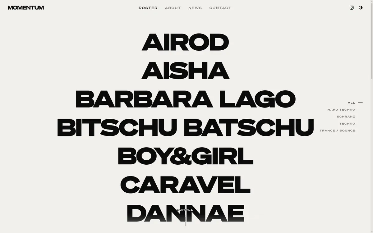 Accueil du site Momentum : noms des artistes du roster en capitales noires géantes sur fond papier.