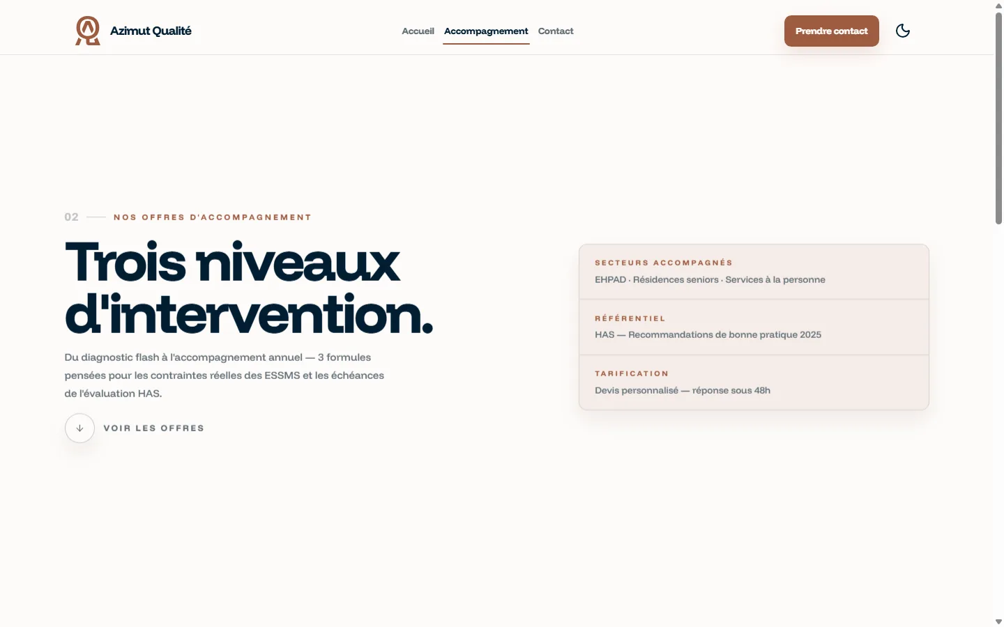 Page accompagnement d’Azimut Qualité : titre « Trois niveaux d’intervention » et encart secteurs, référentiel HAS, tarification.